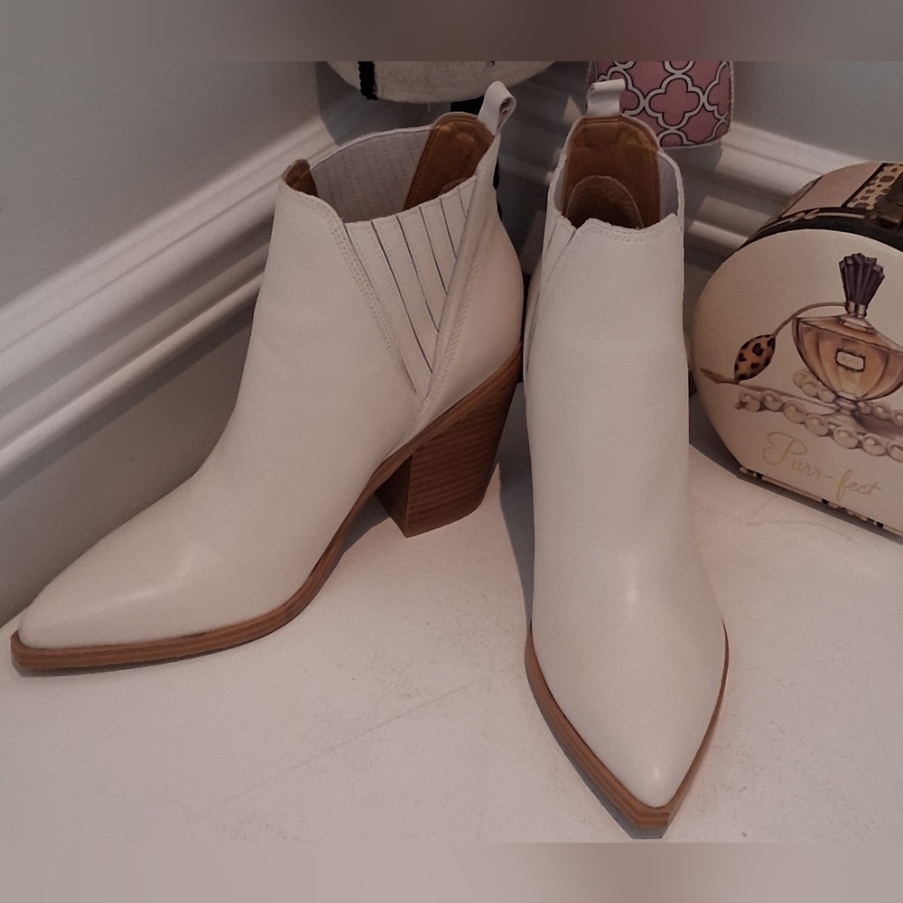 Marc Fisher Western Style Cream Booties Ankle Boots Sz 9.5M NWOB